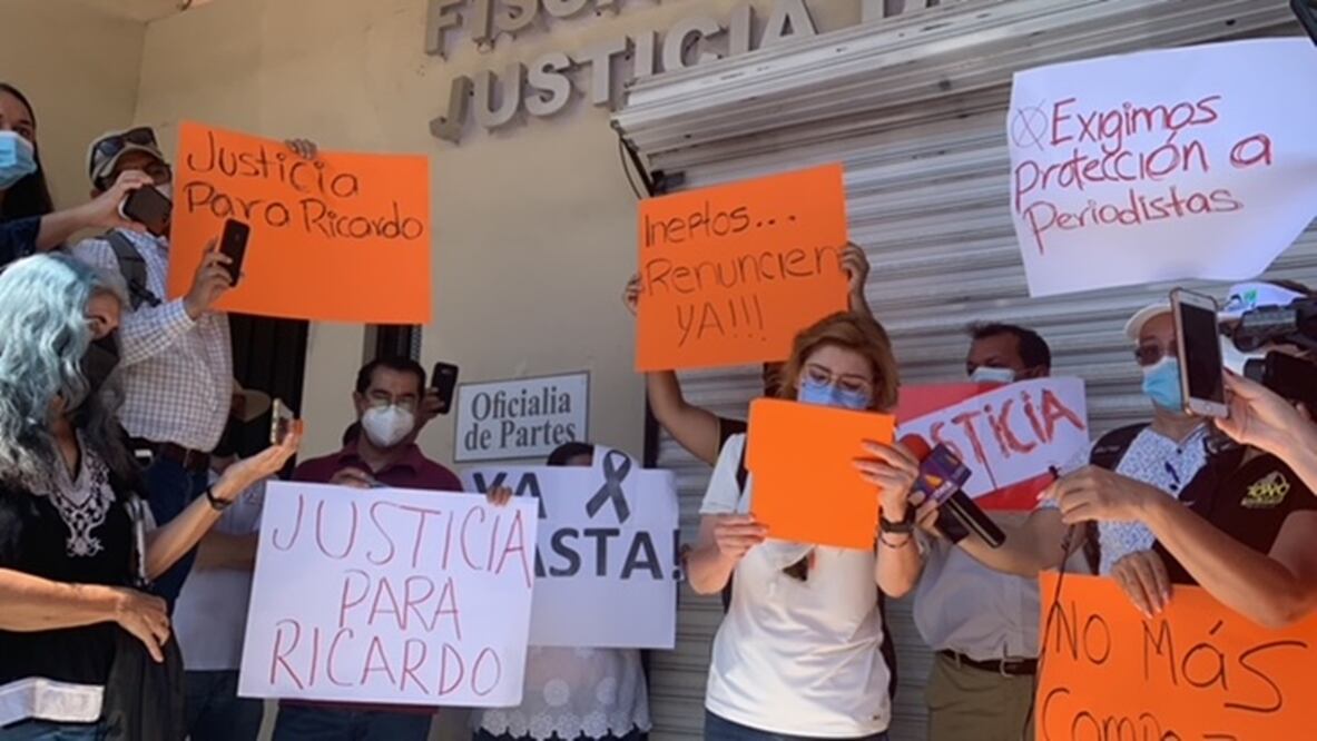 Los periodistas se manifestaron afuera de la fiscalía de Sonora; fueron atendidos por la titular Claudia Indira Contreras. Foto: AMALIA ESCOBAR. EL UNIVERSAL