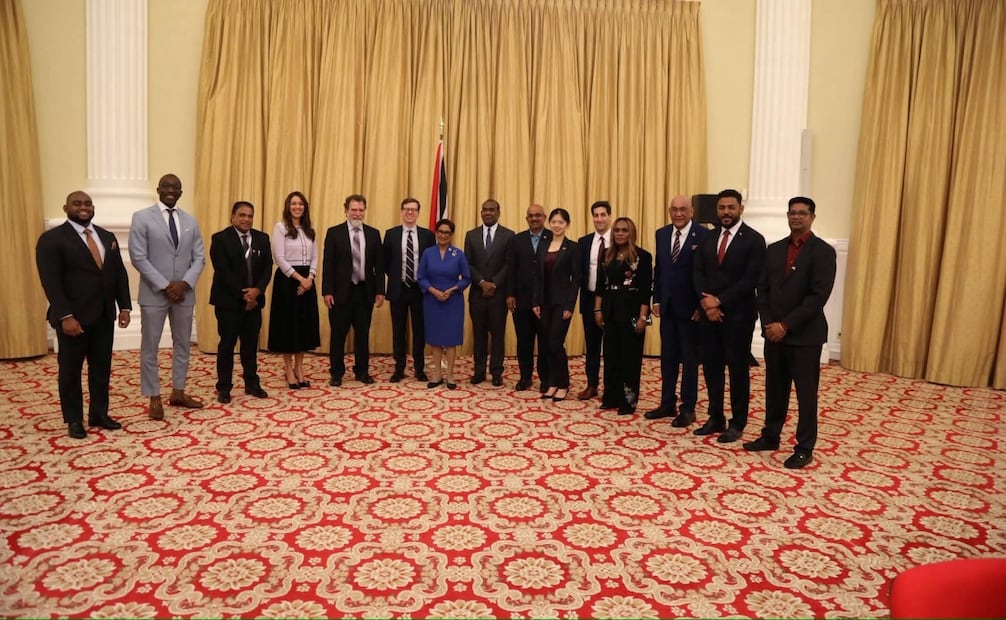 Funcionarios del gobierno de Trinidad y Tobago y representantes de las empresas estadounidenses participantes posan al concluir la firma de los acuerdos, que también incluyen la reactivación de una planta siderúrgica (11/07/2026). Foto: @PM_Kamla