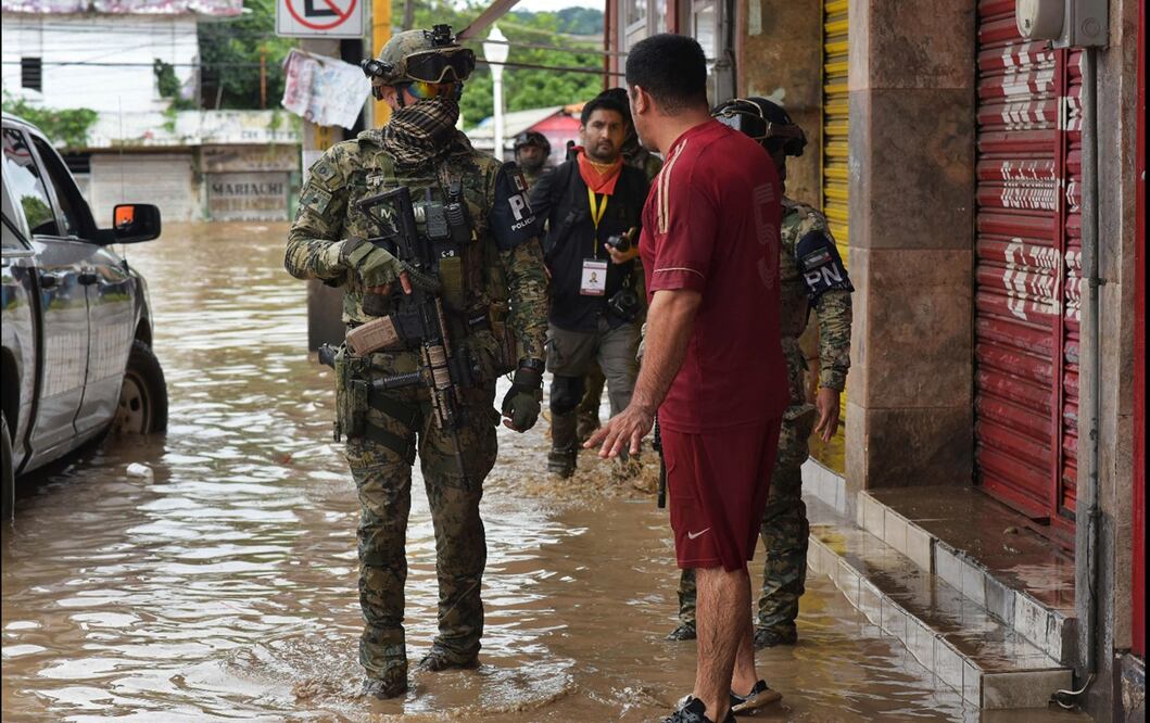 Militares ayudan a evacuar a residentes en la ciudad de Poza Rica, tras las fuertes lluvias que se registraron en Veracruz, México, el 10 de octubre de 2025. Foto: AFP