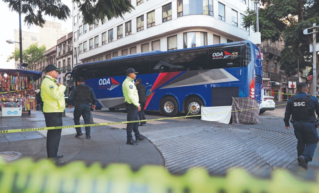 El usuario del patín eléctrico quedó debajo de las llantas traseras del autobús. El accidente ocurrió en la alcaldía Cuauhtémoc. Foto: de IVÁN MONTAÑO. EL UNIVERSAL