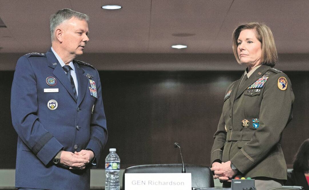 El general Glen VanHerck, comandante del Comando Norte de EU, y la general Laura Richardson, comandante del Comando Sur, ayer en Washington. Foto: Jose Luis Magana/ AP.