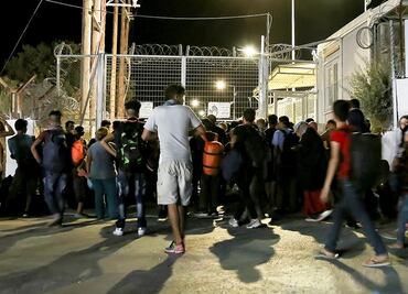 Migrantes huyen de incendio en campo de refugiados de Lesbos