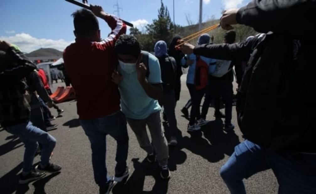 En imágenes, así fue el enfrentamiento con palos, piedras y hasta un tráiler entre normalistas y la GN