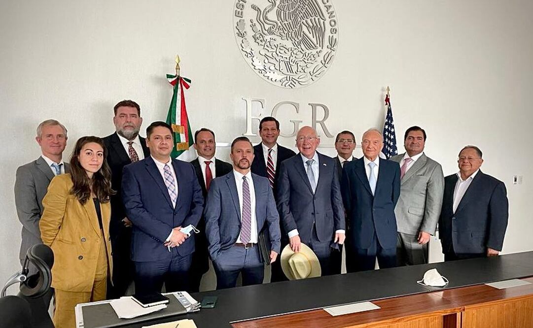 Embajador Ken Salazar en reunión en la Fiscalía General de la República.  Foto: Twitter @USAmbMex