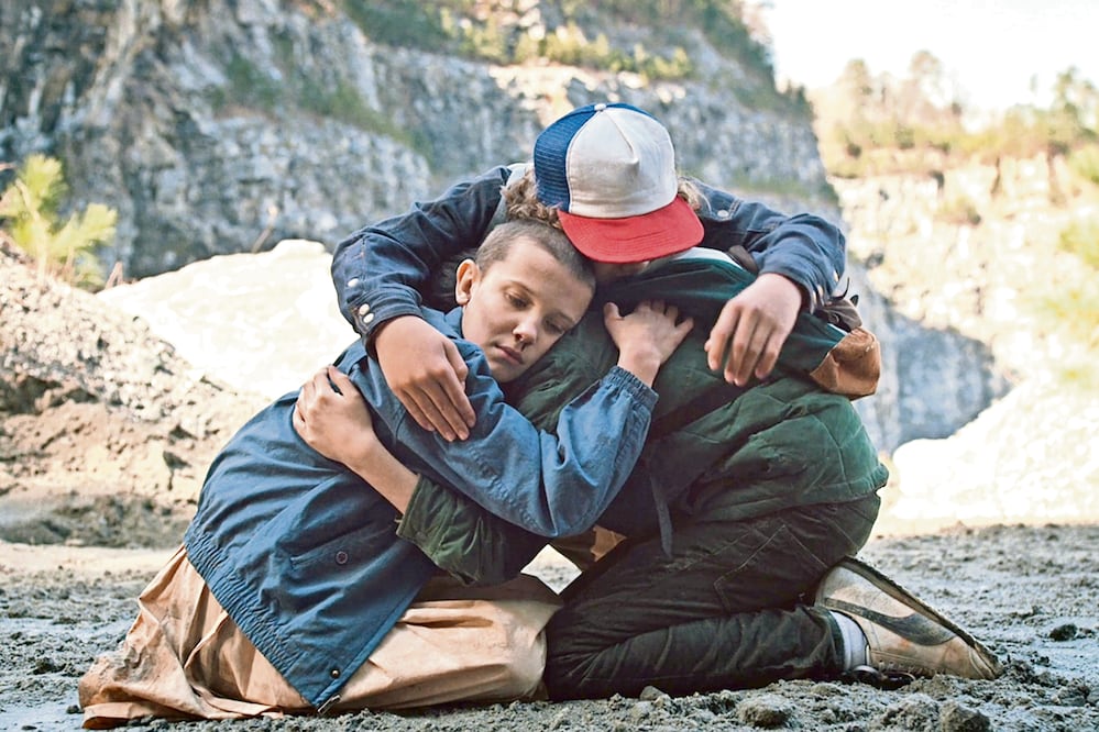 STRANGER THINGS, Nominada en Serie Dramática. Inquietante serie de ciencia ficción de Netflix sobre un pueblo en el que comienzan a desaparecer niños hacia una tenebrosa dimensión paralela (CORTESÍA)