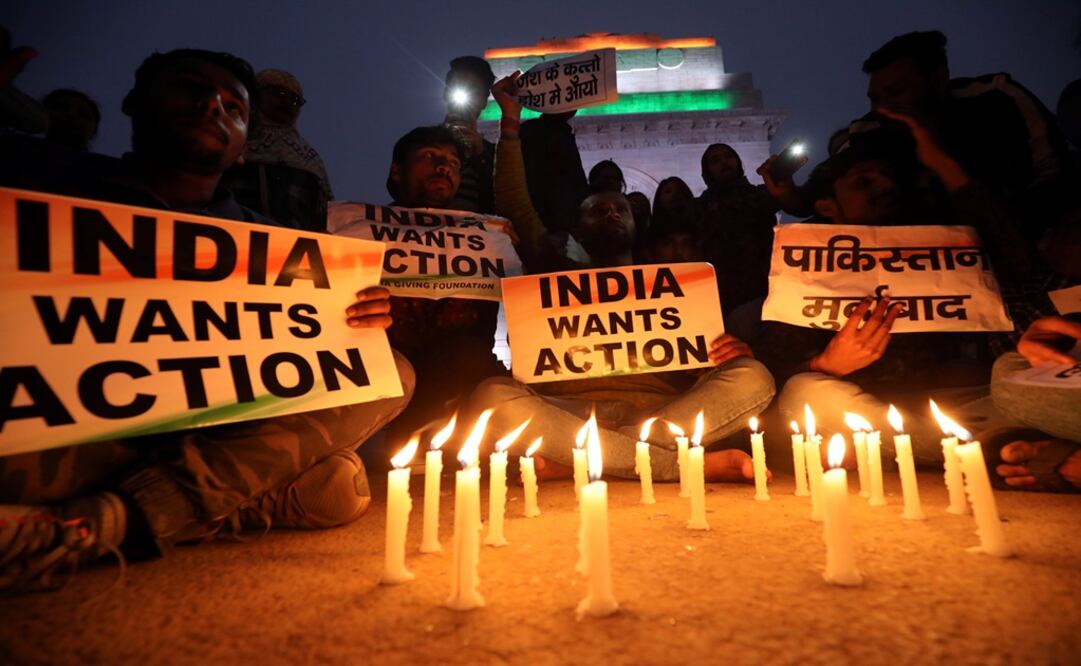 People attend a candlelight vigil to pay tribute to Central Reserve Police Force (CRPF) personnel who were killed after a suicide bomber rammed a car into the bus carrying them in south Kashmir - Photo: Anushree Fadnavis/REUTERS