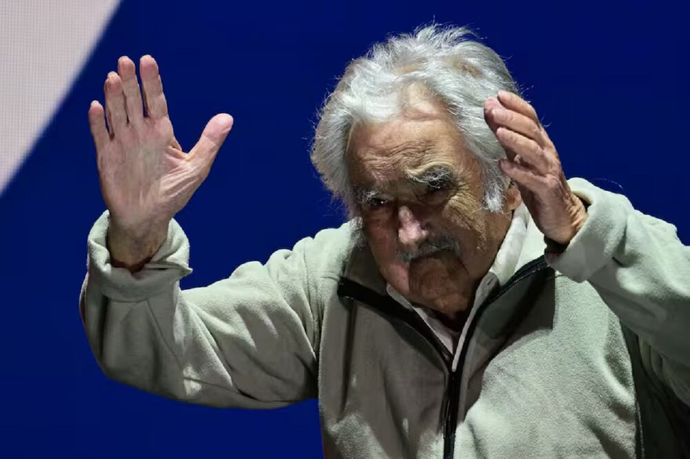 El expresidente uruguayo José Mujica saluda a sus seguidores en el mitin de cierre de campaña de su sector político, parte del partido Frente Amplio en Montevideo el 19 de octubre de 2024. FOTO: PABLO PORCIUNCULA. AFP