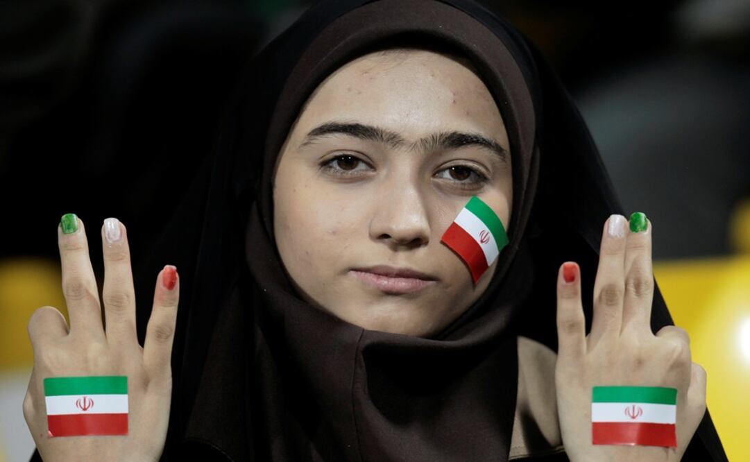 An Iran fan gestures - Photo: Fadi Al-Assaad/REUTERS