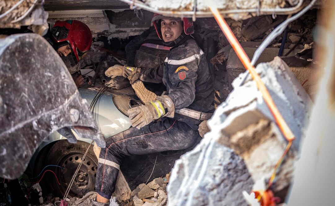 Los equipos de rescate buscan sobrevivientes en una casa derrumbada en Moulay Brahim, provincia de Al Haouz, el 9 de septiembre de 2023, después de un poderoso terremoto. Foto: AFP