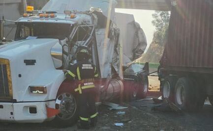 Accidente entre pipa de gasolina y tráiler provoca cierre en la Naucalpan-Toluca; recomiendan tomar previsiones