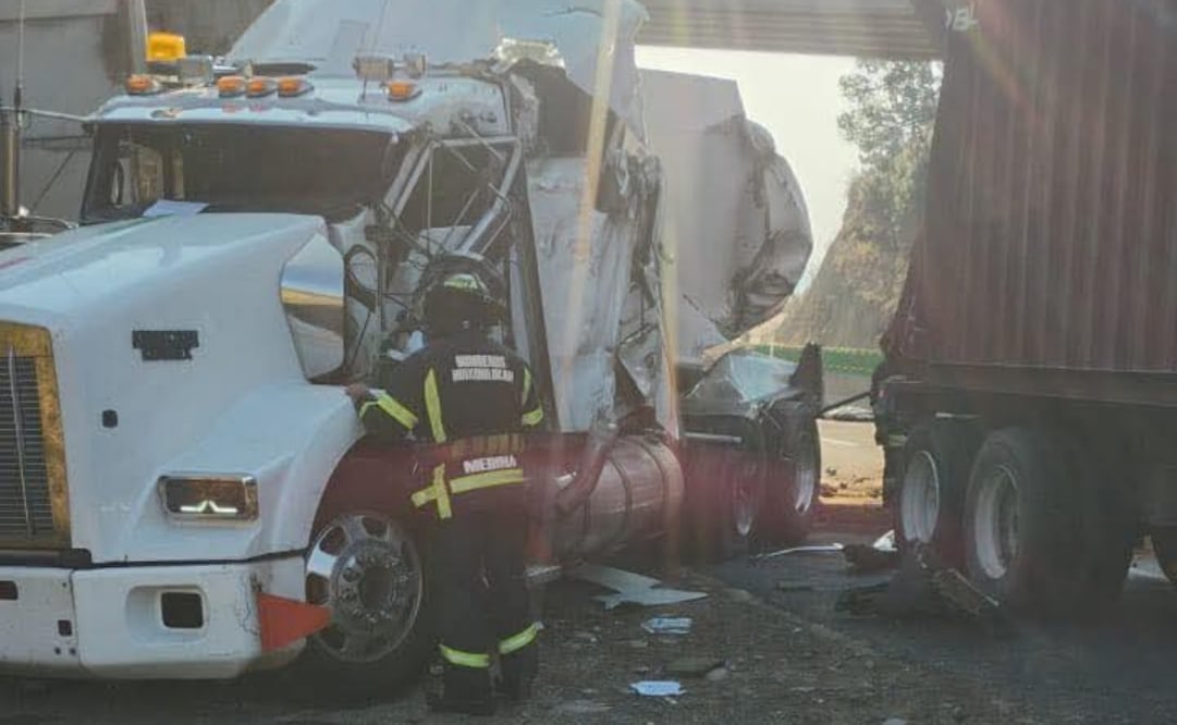 Accidente entre pipa de gasolina y tráiler. Foto: especial