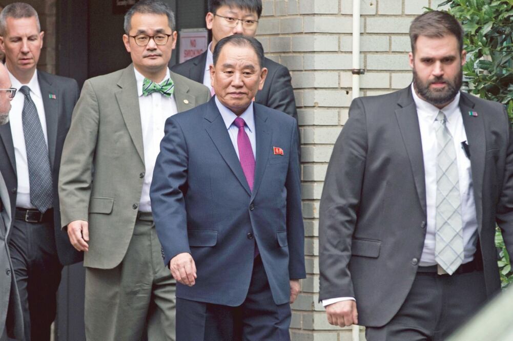 Encuentro. Kim Yong-chol (der.), responsable de la inteligencia norcoreana, tras reunirse con el secretario de Estado estadounidense, Mike Pompeo, en Washington. Foto: MICHAEL REYNOLDS. EFE
