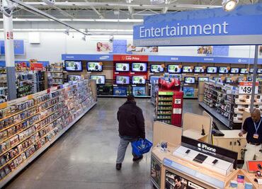 Tras masacre de 22 personas en tienda de El Paso, Texas, Walmart retira mensajes con violencia