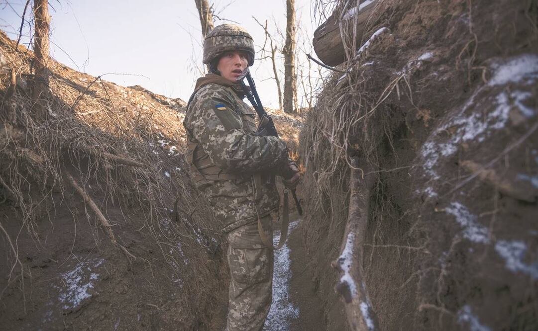 Un soldado ucraniano, en la línea de separación con los rebeldes prorrusos, en Mariupol, región oriental de Donetsk. Foto: Andriy Dubchak/ AP.