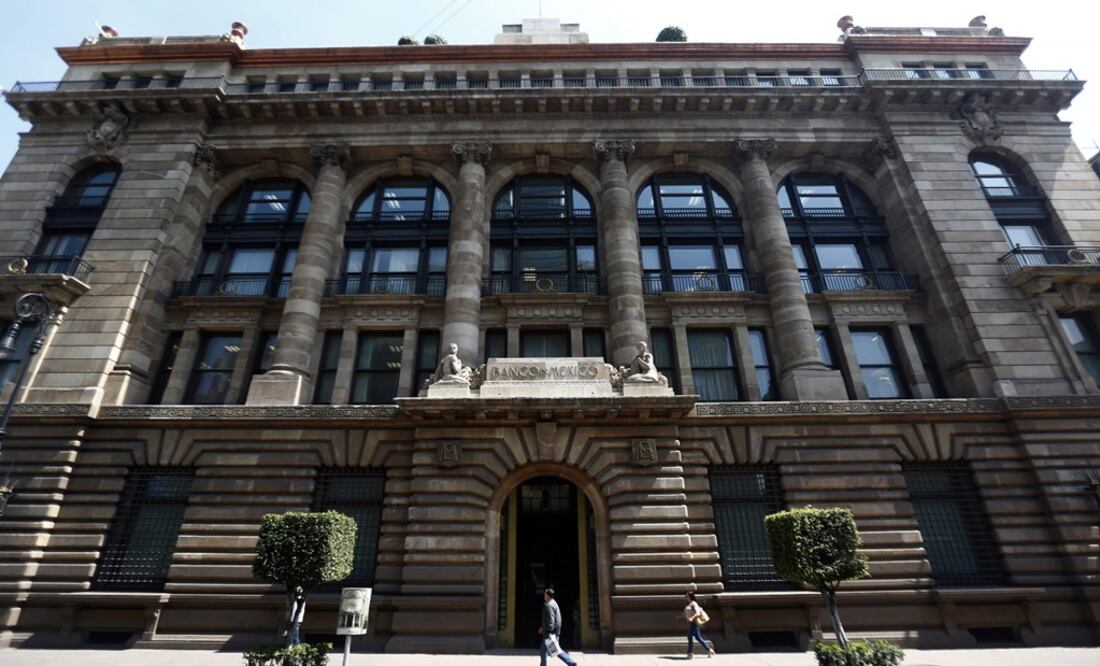 People walk in front of Bank of Mexico building in downtown Mexico City - Photo: Edgard Garrido/REUTERS
