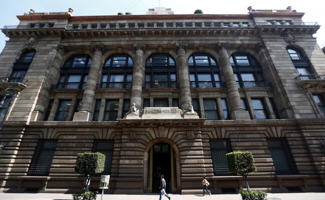People walk in front of Bank of Mexico building in downtown Mexico City - Photo: Edgard Garrido/REUTERS