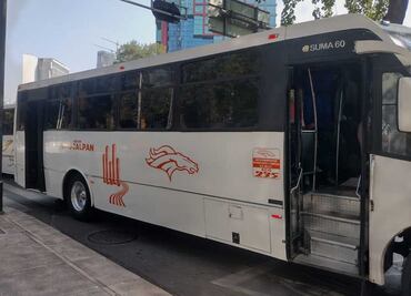 Decenas de autobuses llegan a la marcha en favor del INE