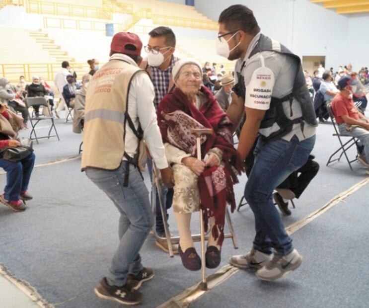 Hacen fila por 24 horas para vacuna contra Covid