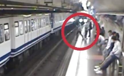 Captan a mujer que cae a vías de metro en España por ir viendo su celular 