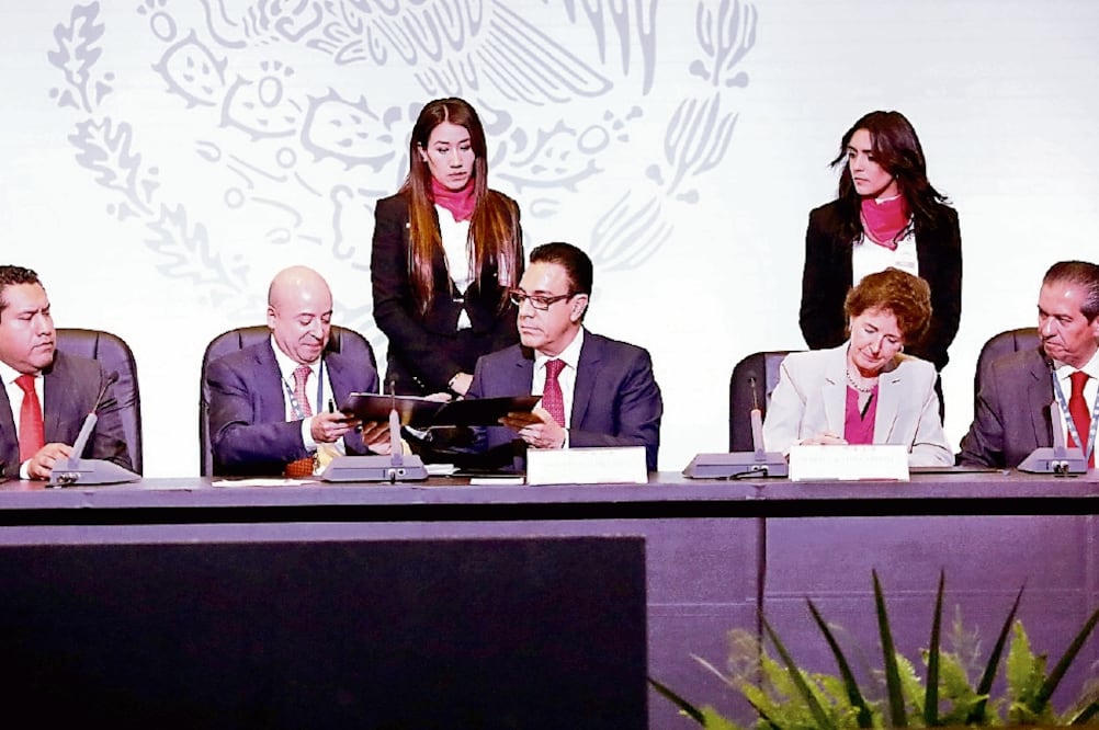 El comisionado Renato Sales; el gobernador de Hidalgo, Omar Fayad, y la secretaria de Cultura, María Cristina García, en la firma del convenio. (ESPECIAL)