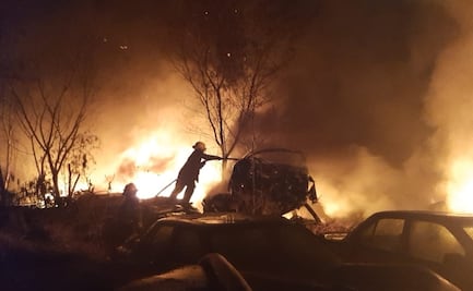 Incendios en bodega de reciclaje y en corralón de autos son sofocados por bomberos en NL 