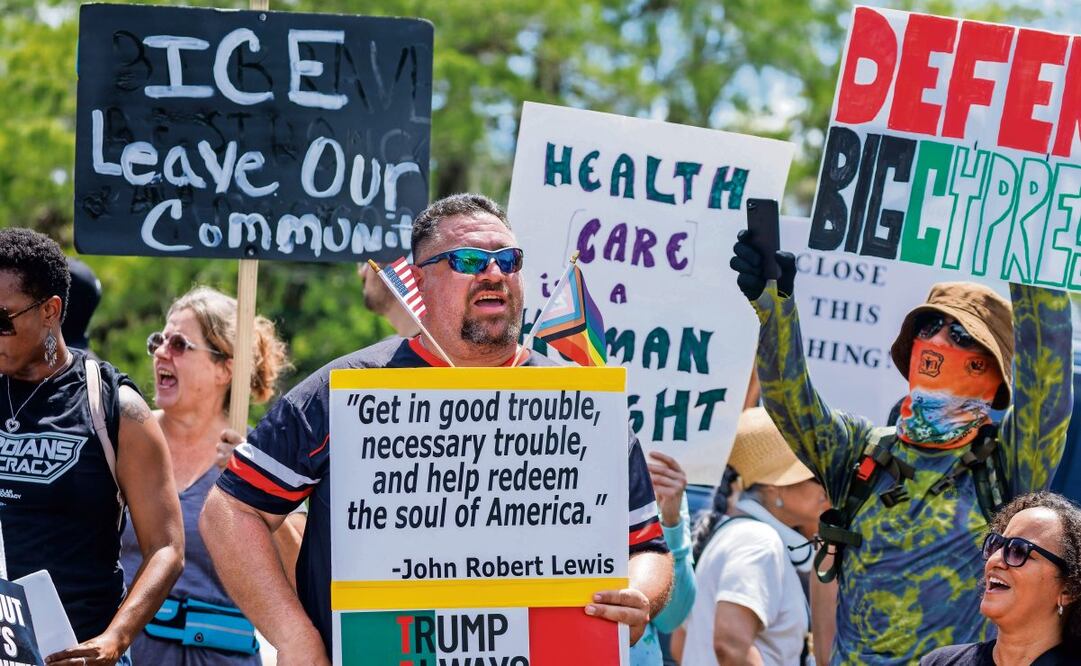 Activistas y familiares de detenidos, en una manifestación frente a la entrada de Alcatraz de los Caimanes, en la Reserva Nacional Big Cypress, Ochopee, Florida. Foto: Cristóbal Herrera-Ulashkevich / EFE