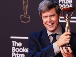 El escritor David Szalay conquistó el Booker Prize 2025 con "Flesh"