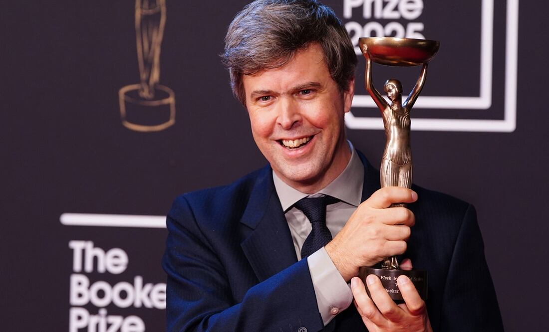 El autor David Szalay posa para una foto tras ser nombrado ganador del Premio Booker 2025 por su novela "Flesh". Foto. Ian West/PA via AP.