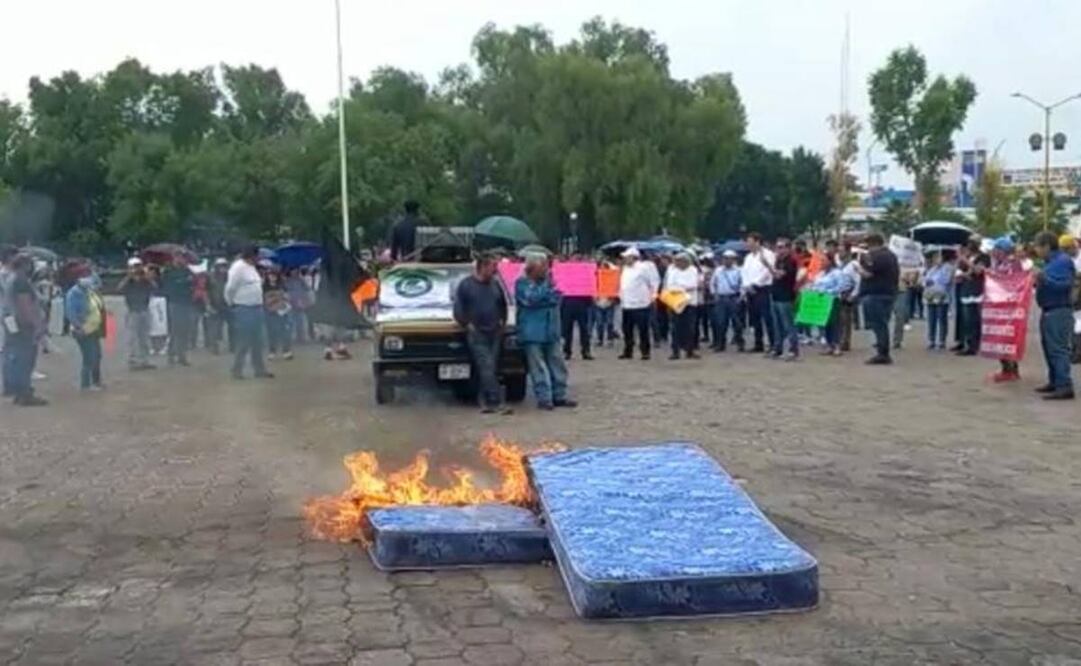 Damnificados queman colchones en Presidencia municipal de Tula, Hidalgo / Foto: Especial