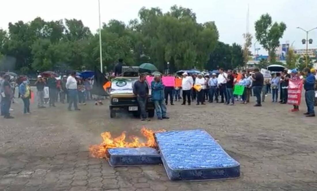 Damnificados queman colchones en Presidencia municipal de Tula, Hidalgo / Foto: Especial