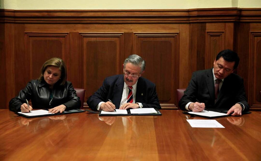 La titular de la PGR, Arely Gómez; el ministro Luis María Aguilar Morales, y el secretario de Gobernación, Miguel Ángel Osorio Chong, durante la firma./Especial