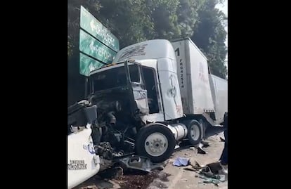 Tráiler se queda sin frenos en la México-Marquesa y se impacta contra cuatro autos