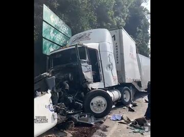 Tráiler se queda sin frenos en la México-Marquesa y se impacta contra cuatro autos