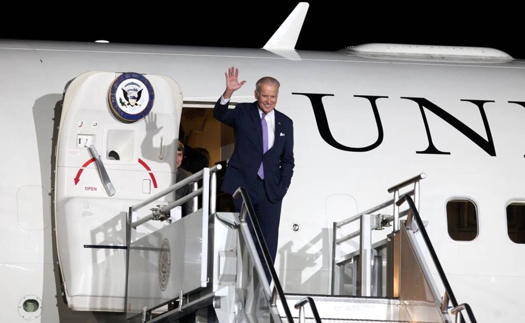 Su llegada era prevista a las 20:40 horas, pero el avión presidencial Air Force Two aterrizó a las 23:46 (Valente Rosas EL UNIVERSAL)