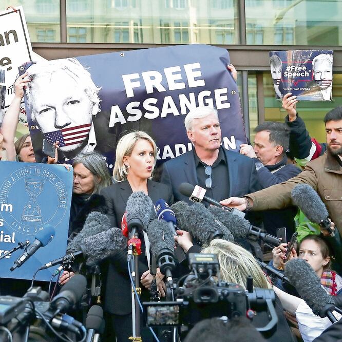Jennifer Robinson, abogada de Julian Assange, ayer en conferencia afuera del tribunal en Westminster, donde el fundador de WikiLeaks tuvo su primera audiencia. / HANNAH MCKAY. REUTERS