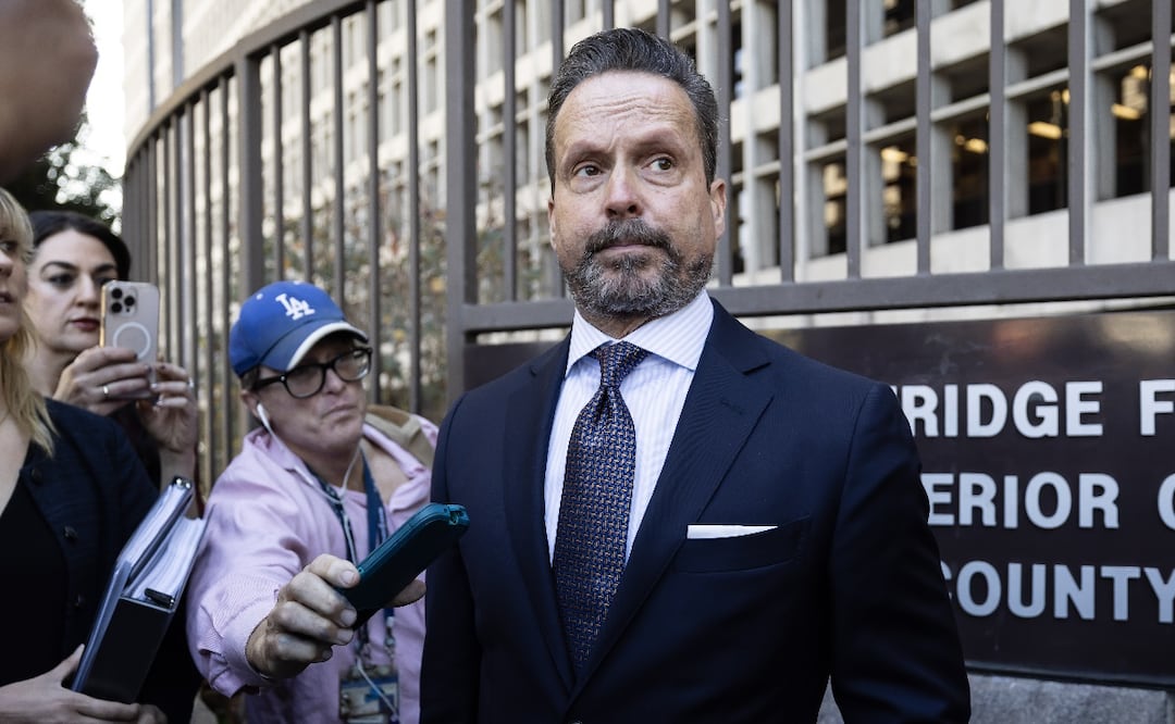 El abogado defensor estadounidense Alan Jackson (der.), representante de Nick Reiner, hijo del difunto director de Hollywood Rob Reiner, habla con los medios sobre su cliente frente al juzgado penal en Los Ángeles, California.
FOTO: EFE/EPA/TED SOQUI.