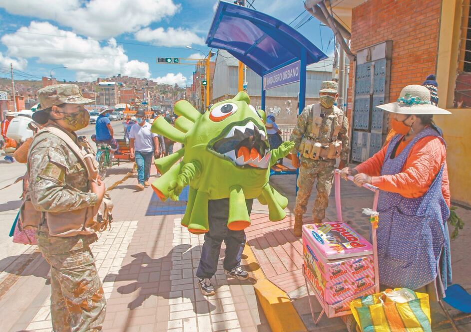 Un empleado disfra zado como el Covid en Puno, Perú, país donde inició la vacunación. Foto: JUAN CARLOS CISNEROS. AFP