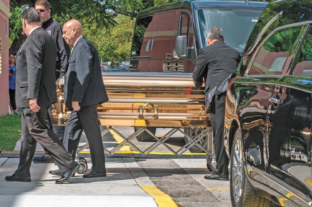 El cantante murió hace 11 días en Miami. Aquí, su ataúd. Foto/GIORGIO VERA. EFE