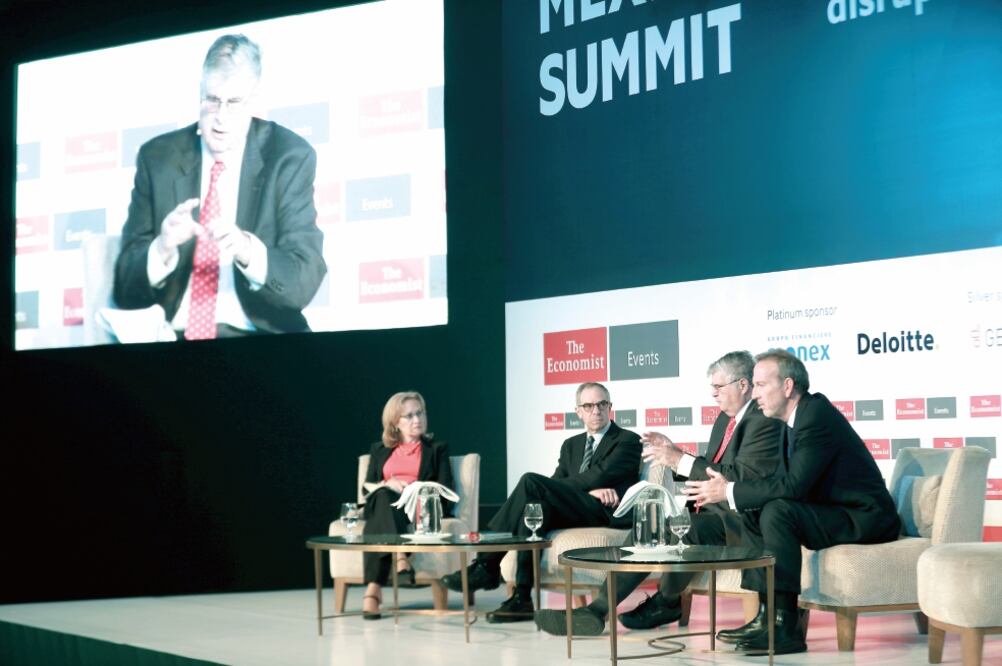 Luis Rubio, presidente del Consejo Mexicano de Relaciones Exteriores (Comexi), y los ex embajadores estadounidenses Jeffrey Davidow y Antonio Garza, durante su participación en el Mexico Summit . (ALEJANDRA LEYVA. EL UNIVERSAL)