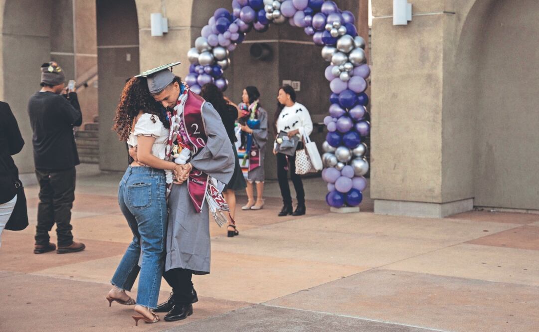 Las graduaciones en escuelas de Los Ángeles están marcadas por el miedo a las deportaciones. Algunos padres se arriesgaron a asistir; otros mandaron solos a sus hijos. Foto: de Aimee Melo. El Universal