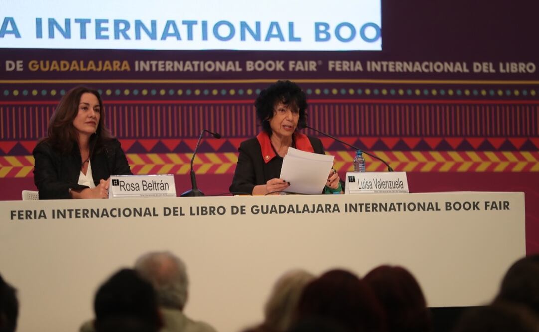 Luisa Valenzuela recibió la medalla Carlos Fuentes en la 33 Feria Internacional del Libro en Guadalajara. Foto: Juan Boites