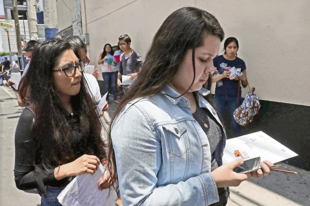 A pesar de vivir lejos y de haber asistido al primer proceso de selección, algunos aspirantes llegan para intentar pasar el examen de la Universidad Nacional Autónoma de México (JUAN CARLOS REYES. EL UNIVERSAL)