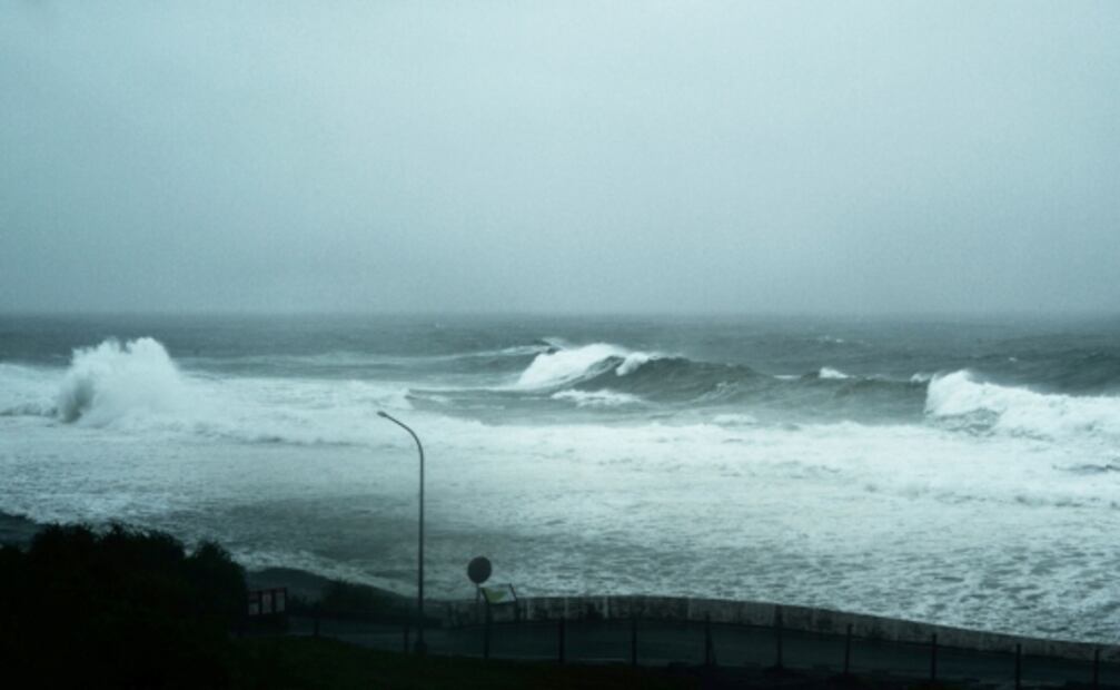 Tifón Chanthu golpea el este de Taiwán y se encamina a China