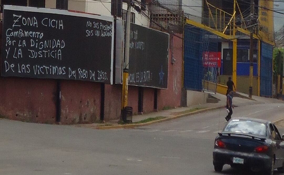 Distintos mensajes en las calles de Honduras repudian al presidente de ese país, Juan Orlando Hernández, por la corrupción política. Foto: José Meléndez