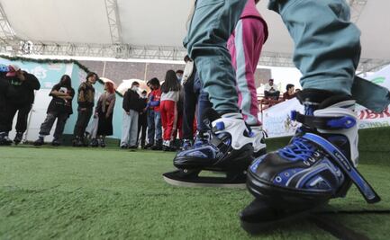 “No importa el frío, queremos divertirnos”, dicen niños en pista de hielo en Toluca
