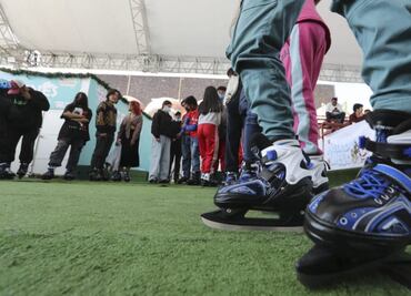 “No importa el frío, queremos divertirnos”, dicen niños en pista de hielo en Toluca