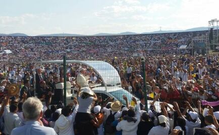 Papa saluda a fieles desde el papamóvil rumbo al estadio
