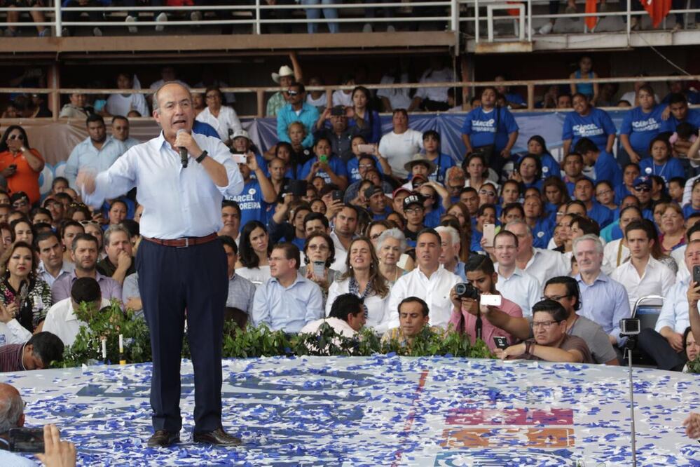 El ex presidente Felipe Calderón Hinojosa asistió al registro de Guillermo Anaya Llamas como candidato panista a gobernador de Coahuila (Foto: Hilda Fernández / EL UNIVERSAL)
