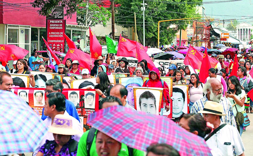Integrantes de la CNTE marcharon desde la Fuente de las Ocho Regiones hacia el Zócalo de Oaxaca, donde dirigentes y representantes estatales tomaron la palabra para expresar su respaldo a los maestros de la entidad (VALENTE ROSAS. EL UNIVERSAL)