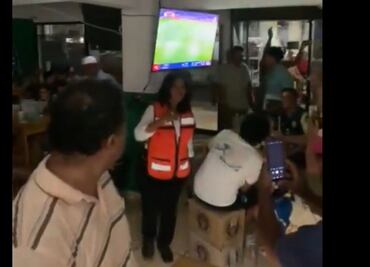 VIDEO: Critican a alcaldesa de Acapulco por disfrutar con cervezas partido de futbol